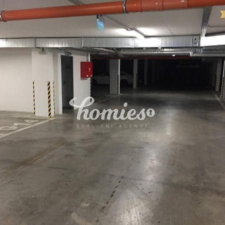 Private 5 Star 3 Room Flat And In-Door Pkg Neutra Exterior foto