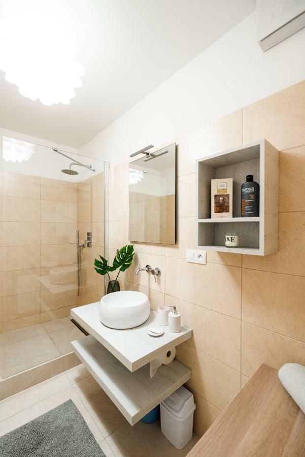 Private 5 Star 3 Room Flat And In-Door Pkg Neutra Exterior foto