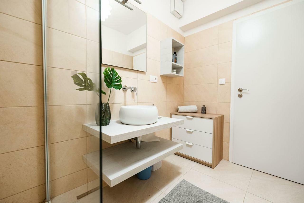 Private 5 Star 3 Room Flat And In-Door Pkg Neutra Exterior foto