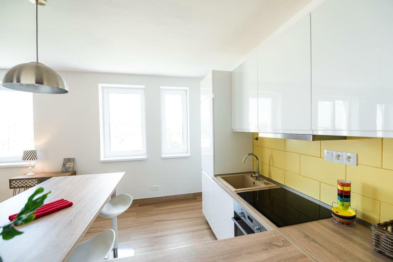 Private 5 Star 3 Room Flat And In-Door Pkg Neutra Exterior foto