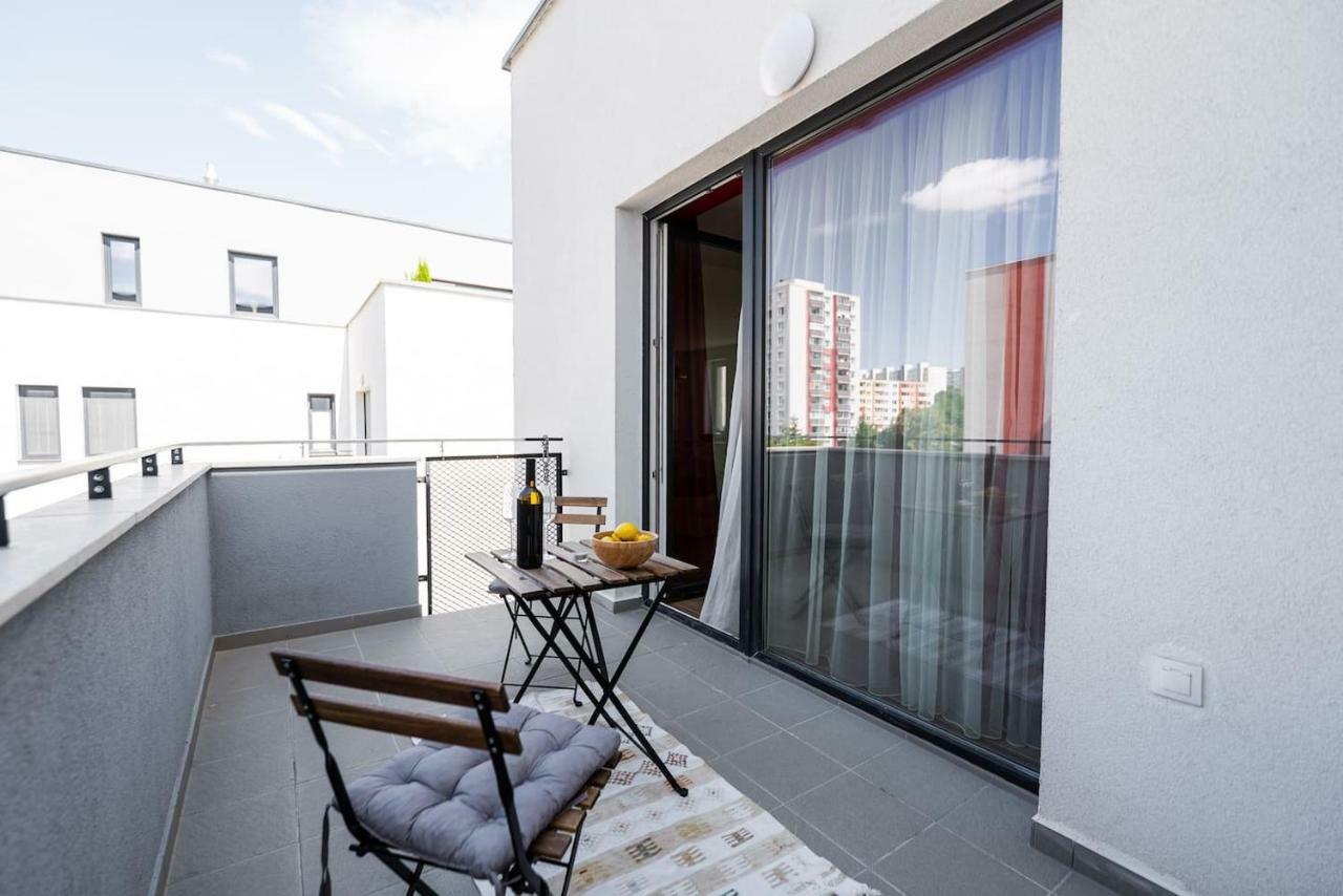 Private 5 Star 3 Room Flat And In-Door Pkg Neutra Exterior foto