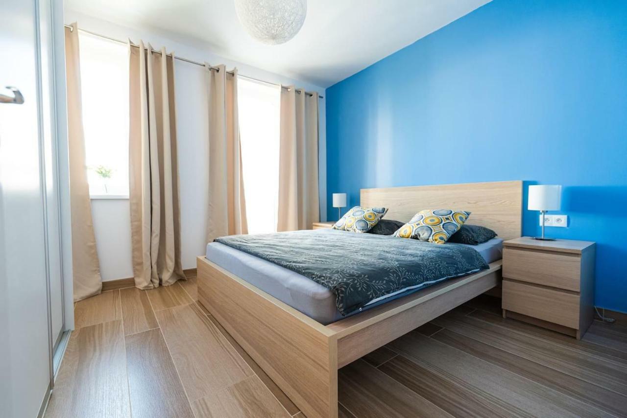 Private 5 Star 3 Room Flat And In-Door Pkg Neutra Exterior foto